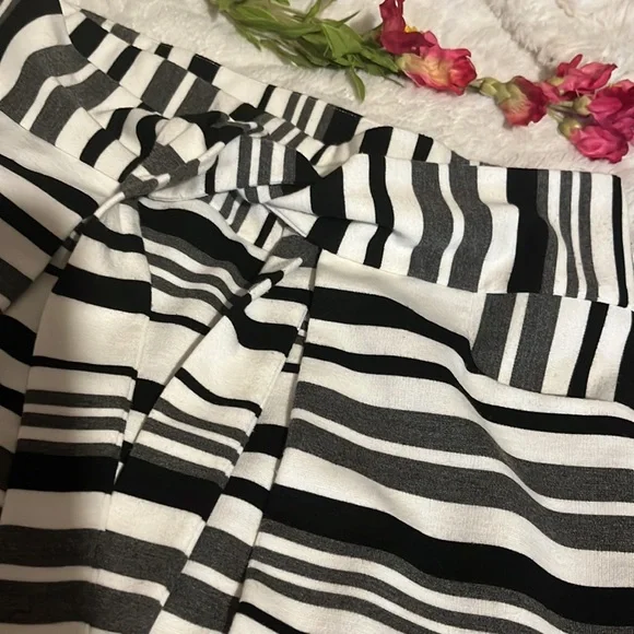 CABI SKIRT SIZE SMALL - Picture 4 of 5